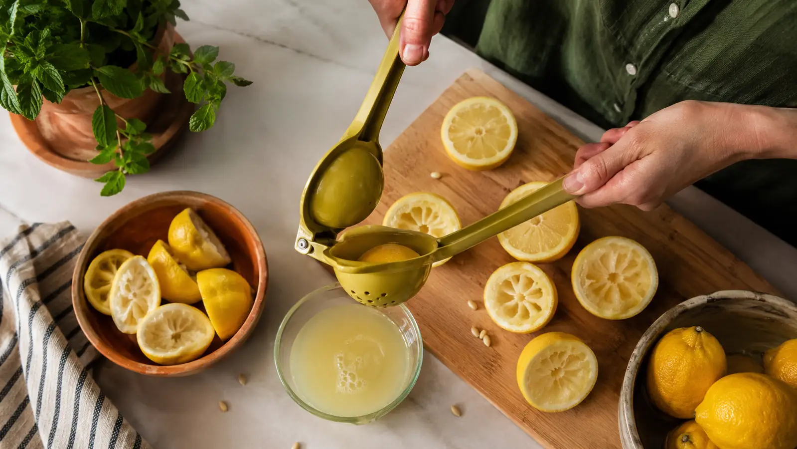 How to Juice Lemons Without Seeds Using a Lemon Squeezer