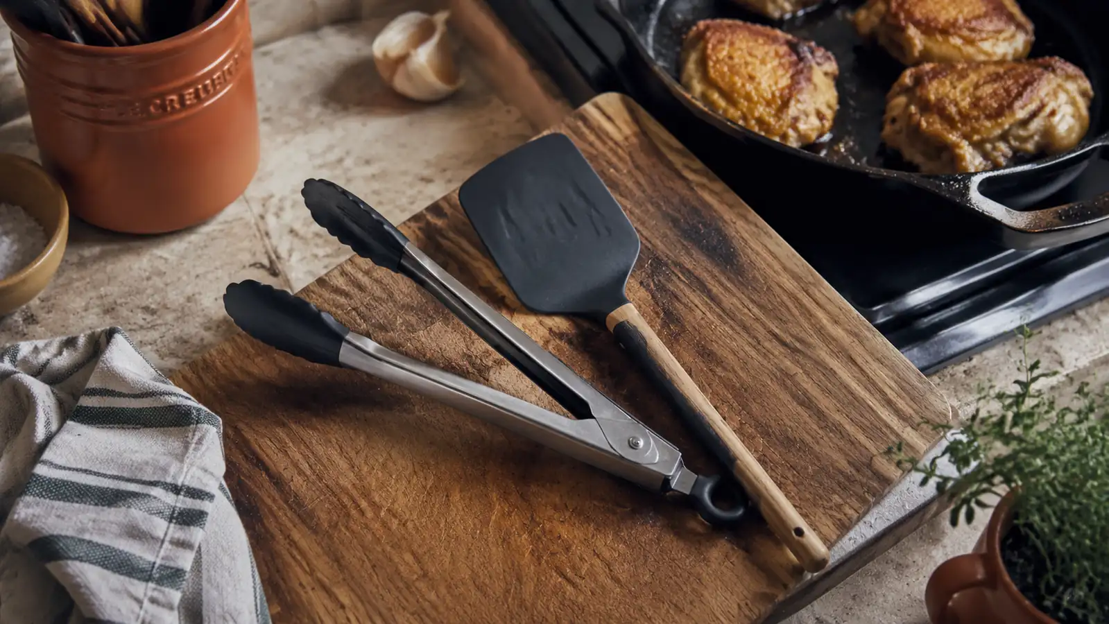 Kitchen Tongs vs Spatula: Which One Should You Reach For?